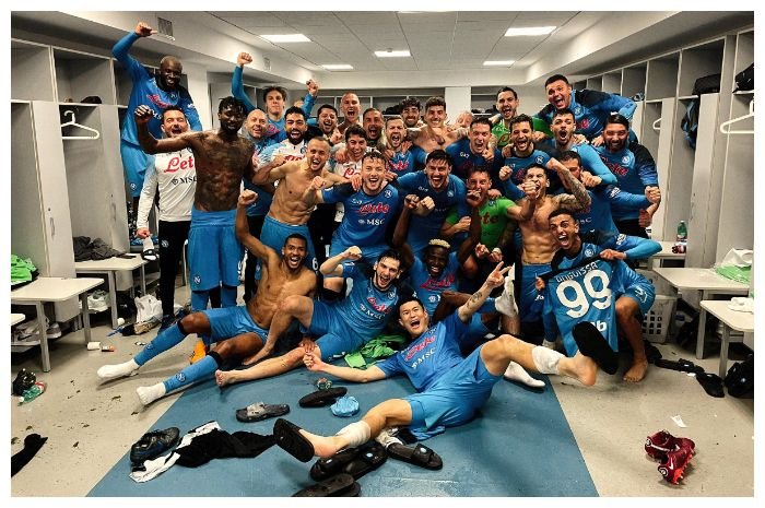 Napoli merayakan kemenangan atas Juventus di ruang  ganti,