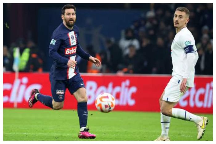 Lionel Messi (kiri) menolak Paris Saint-Germain dan kembali ke Barcelona meski sama-sama dipotong gaji.