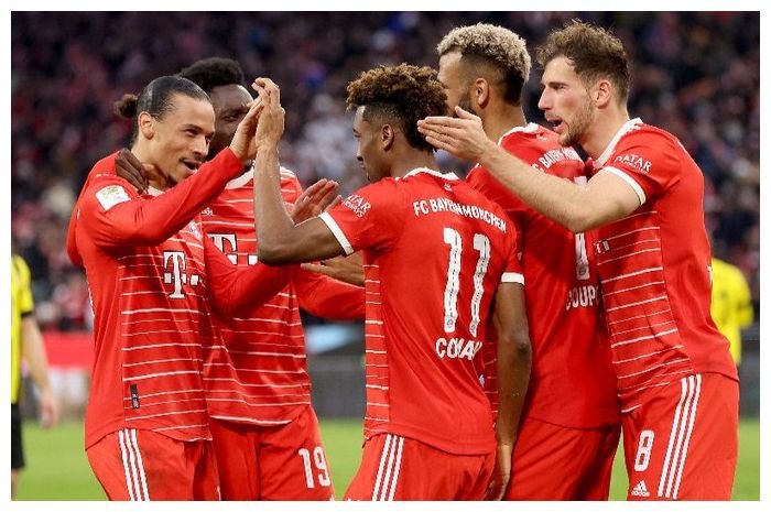 Pemain Bayern Munich Leroy Sane (kiri) saat merayakan gol.