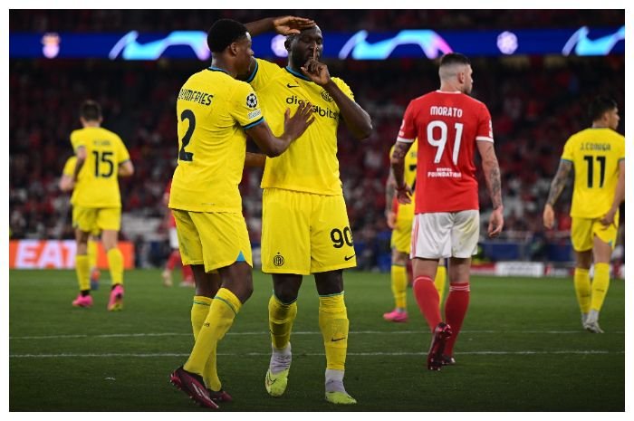 Striker Romelu Lukaku membawa Inter Milan menang 2-0 atas Benfica di leg pertama perempat final Liga Champions di Stadion da Luz, Rabu, 12 April 2023 dini hari WIB.