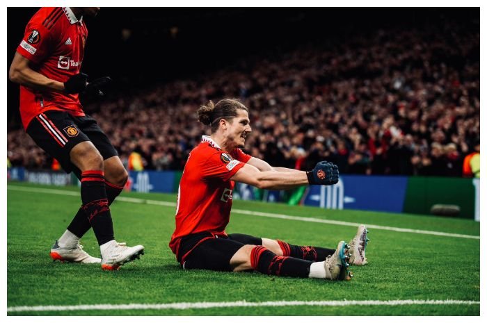 Manchester United bermain imbang 2-2 melawan Sevilla di laga pertama perempat final Liga Europa di Stadion Old Trafford, Jumat, 14 April 2023 dini hari WIB . Gelandang Marcel Sabitzer memborong dua gol Man Utd di laga itu.