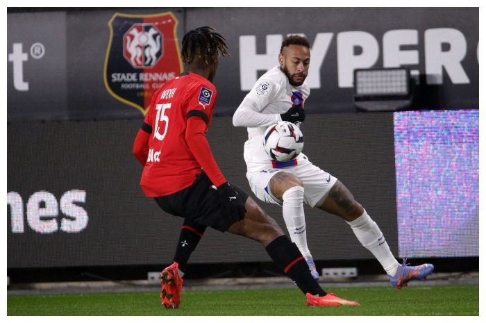 Bintang PSG Neymar (kanan) kemungkinan bergabung dengan Manchester United.