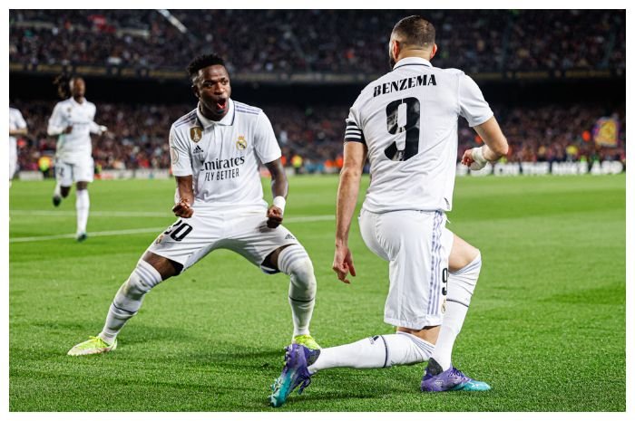 Striker Real Madrid Karim Benzema merayakan gol bersama Vinicius Jr di laga semifinal kedua Copa del Rey melawan Barcelona di Stadion Camp Nou, Kamis, 6 April 2023 dini hari WIB.