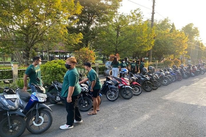 Pemuda gereja saat menjaga salat Id di Alun-alun Wates