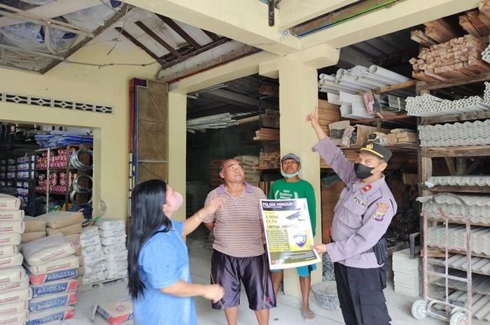 Polisi memberikan petunjuk pemasangan cctv