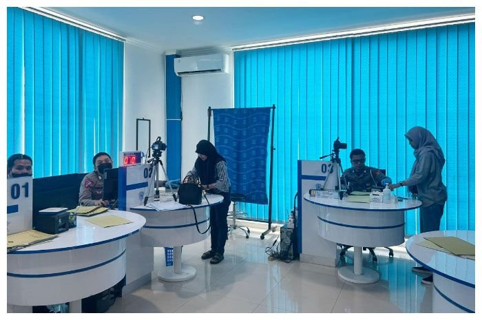 Pemohon SIM sedang melakukan rekam sidik jari