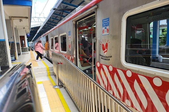 Commuterline dan Prameks masih jadi primadona angkutan umum