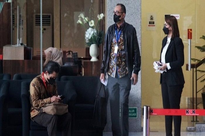 Rafael Alun Trisambodo bersama isteri saat diperiksa KPK, 24 Maret 2023