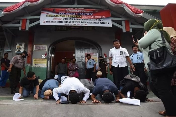 Napi di Lembaga Pemasyarakatan Banyuwangi sujud syukur menerima remisi