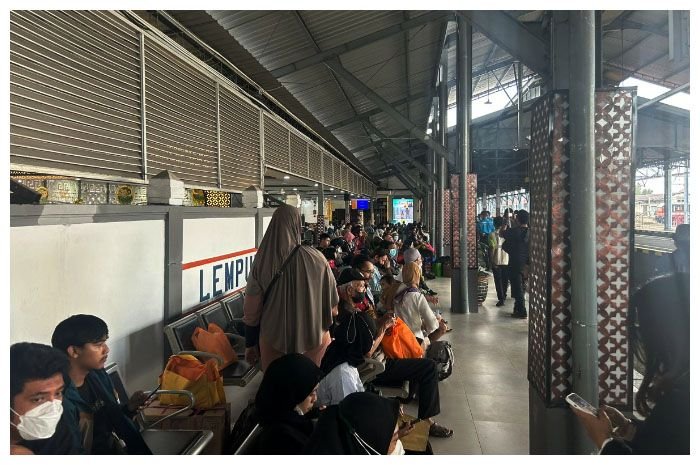 Stasiun Lempuyangan, Yogyakata, salah satu perhentian KRL Yogyakarta-Solo.