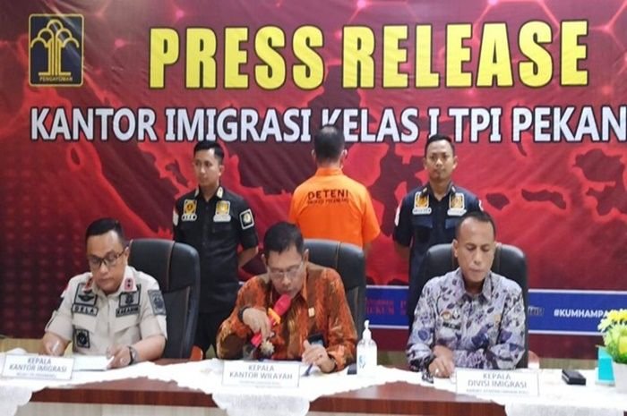 Kakanwil Kemenkumham Riau, M. Jahari Sitepu (tengah)