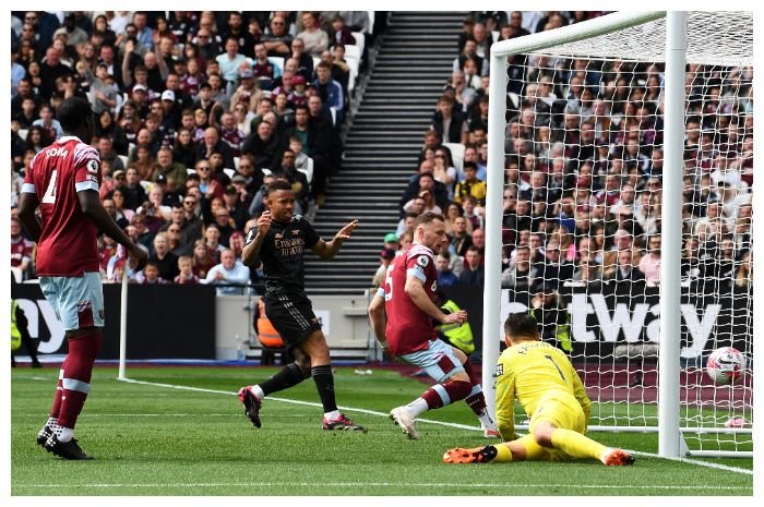 Striker Arsenal Gabriel Jesus mencetak gol di laga melawan West Ham United di Liga Premier Inggris di Stadion  London, Minggu, 16 April 223 malam WIB.