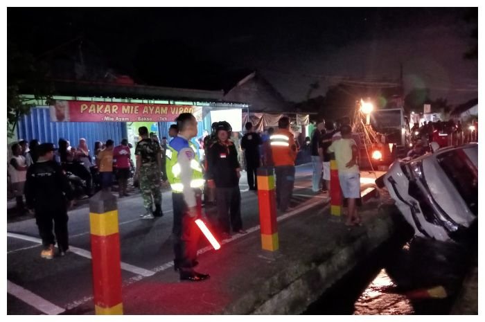 Pangky Suwito mengantuk dan mobil yang dibawanya hilang kendali sehingga masuk parit.