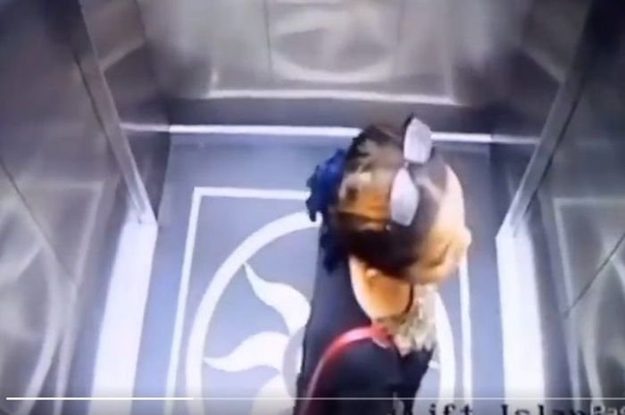 Aisiah Sinta Dewi saat di lift Bandara Kualanamu, Sumatra Utara