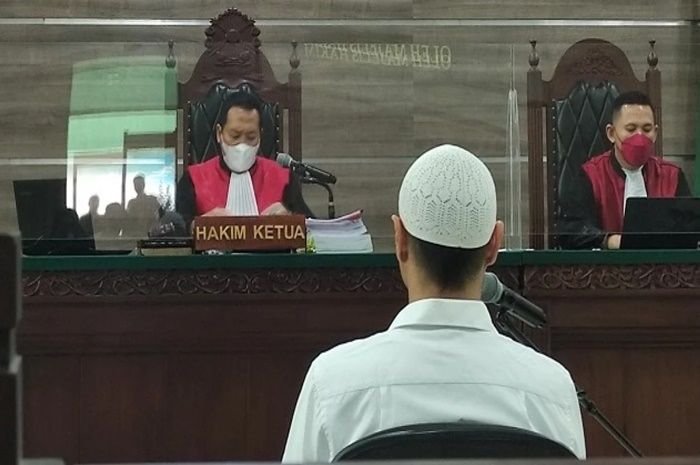 Ferry Irawan saat mendengarkan vonis hakim di Pengadilan Negeri Kediri