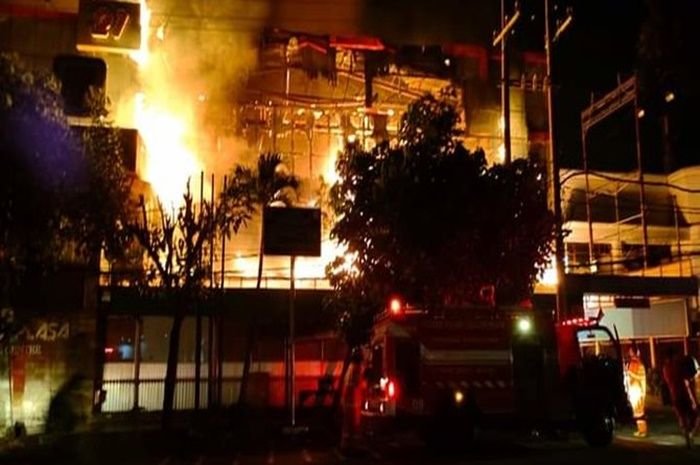 Malang Plaza terbakar, diduga api pertama dari lantai tiga