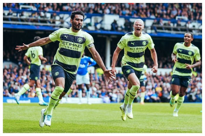Kapten Manchester City Ilkay Gundogan rayakan gol di laga lawan Everton.