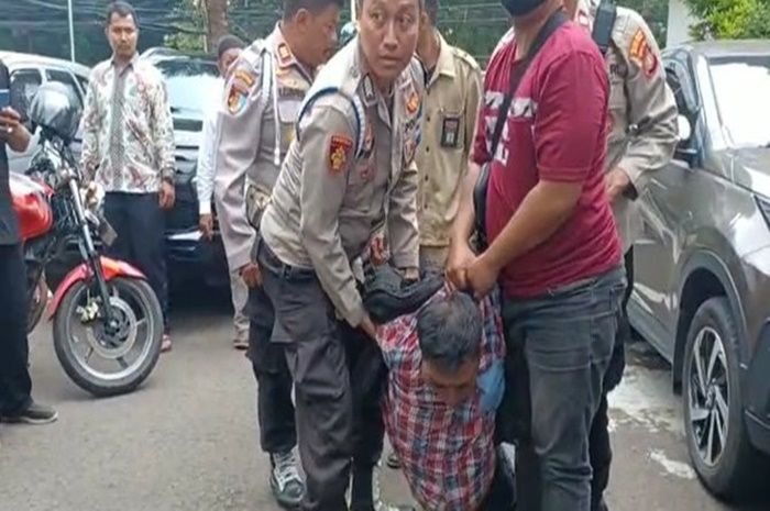 Mustofa, pelaku penembakan kantor MUI ketika diamankan petugas