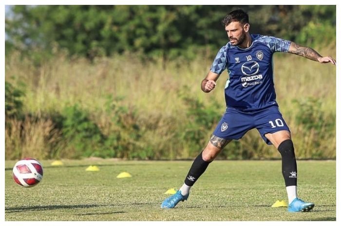 Persib Bandung mendatangkan gelandang asal Spanyol Tyronne del Pino.
