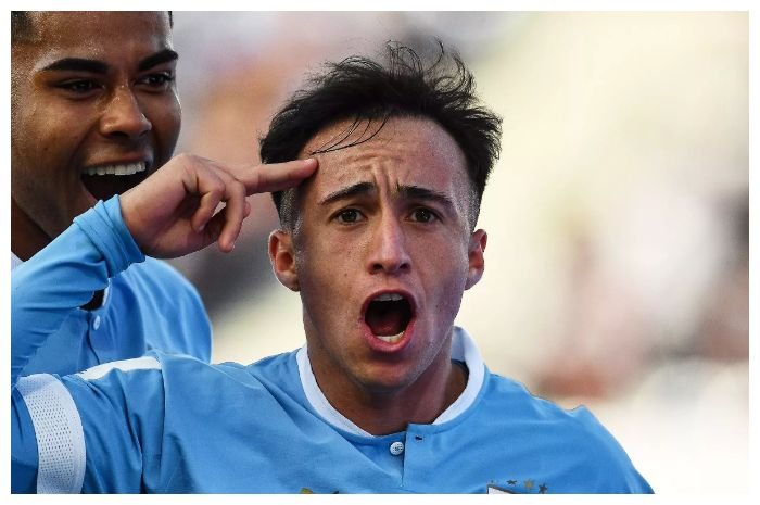 Pemain Uruguay Franco Gonzalez merayakan gol ke gawang Tunisia.