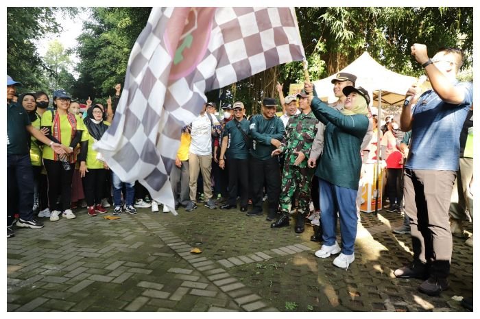 Peringatan May Day di Sleman dengan menggelar jalan sehat dan aksi donor darah.