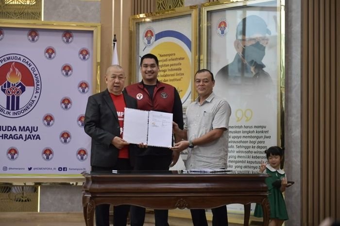 Menpora Dito Ariotedjo (tengah), Ketua Umum Perbasi Danny Kosasih (kiri) dan Wadir Keuangan LOC FBWC 2023 Oliver Widiantoro saat menandatangani MOU kerjasama penyelenggaran FIBA World Cup 2023
