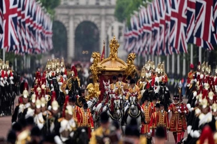 Raja Charles III melewati parade di London