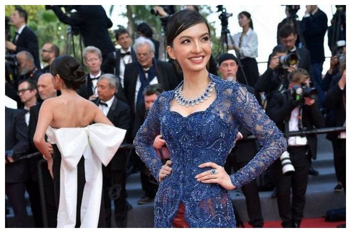 Raline Shah tampil dengan kebaya di Festival Film Cannes 2023.