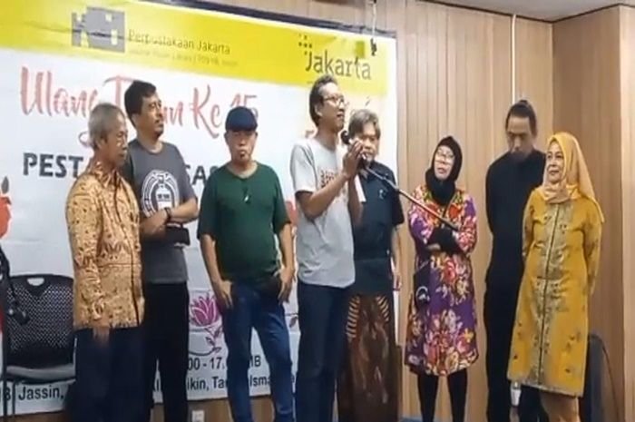 Penggiat Sastra Reboan, Sahlul Fuad saat berbicara tentang perjalanan komunitas itu