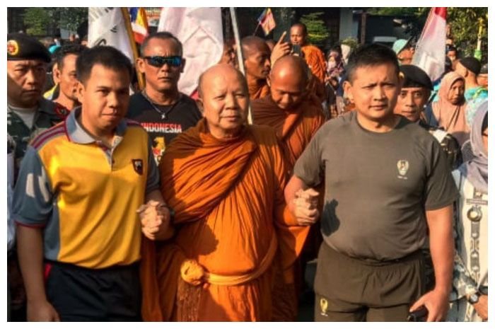 Para biksu mendapat sambutan hangat di setiap daerah yang dilewati.