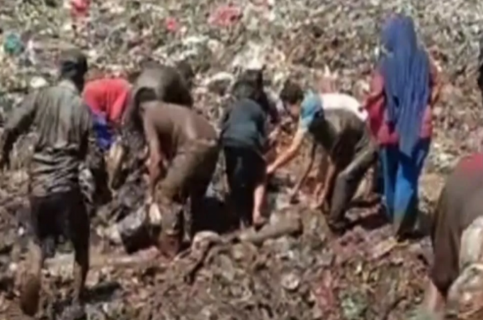 Viral warga berebut daging yang dibuang ke tempat pembuangan sampah