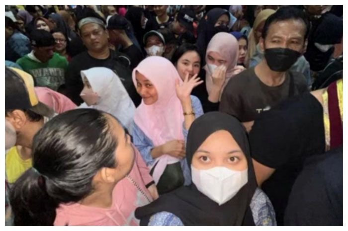 Warga Surabaya berdesakan tak bisa masuk Festival Rujak Uleg di Surabaya.