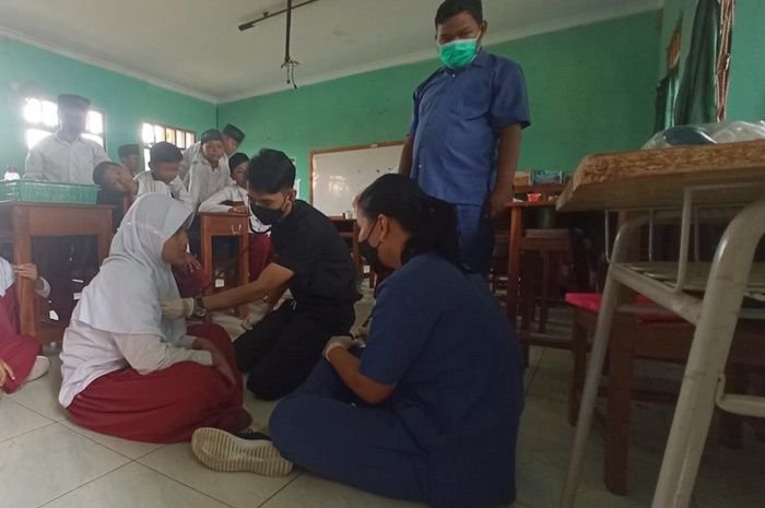 Petugas medis sedang memeriksa siswa yang keracunan makanan di Imogiri, Bantul