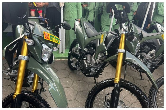 Menhan Praowo Subianto bagikan motor trail untuk Babinsa di Yogyakarta, Rabu, 3 Mei 2023.