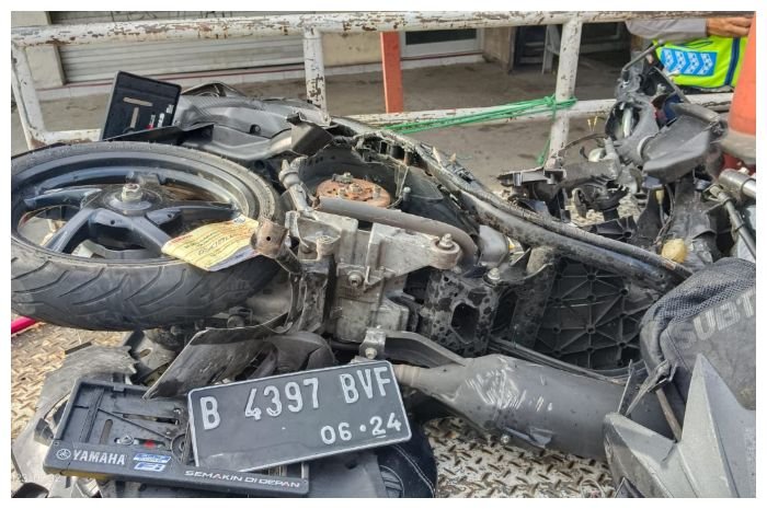 Kecelakaan yang mengakibatkan pengendara meninggal dan sepeda motornya ringsek.