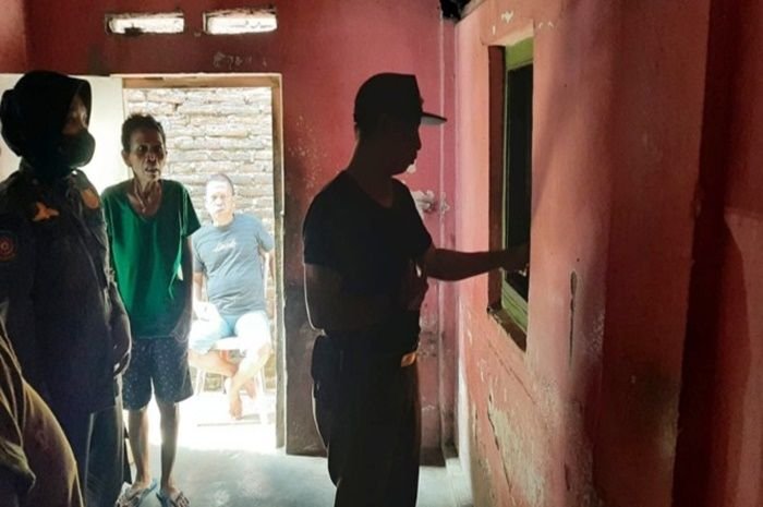 Petugas Satpol PP Klaten saat memeriksa warung soto tempat prostitusi