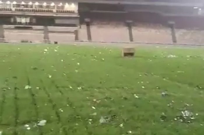 Kondisi rumput di Stadion Gelora Bung Karno usai hajatan PDIP memperingati Bulan Bung Karno