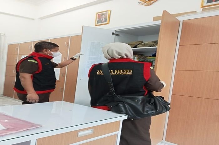 Kejati geledah kantor Lurah Caturtunggal, bawa 30 bundel surat dan dokumen