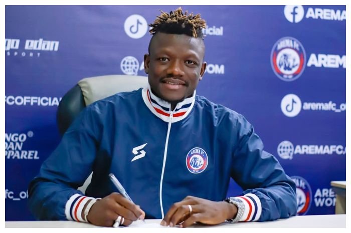 Ichaka Diarra jadi kapten Arema FC saat laga uji coba lawan Bali United.