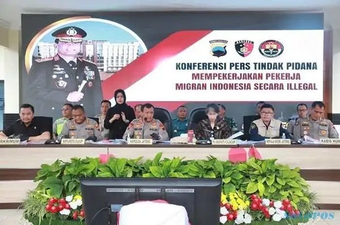 Kapolda Jateng, Irjen Pol Ahmad Luthfi, dan Pj Bupati Cilacap, Yunita Dyah Suminar, saat memimpin jumpa pers kasus tindak pidana perdagangan orang di Mapolresta Cilacap, Selasa, 6 Juni 2023
