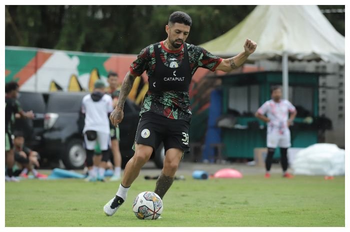 Gelandang PSS Sleman Jonathan Bustos.
