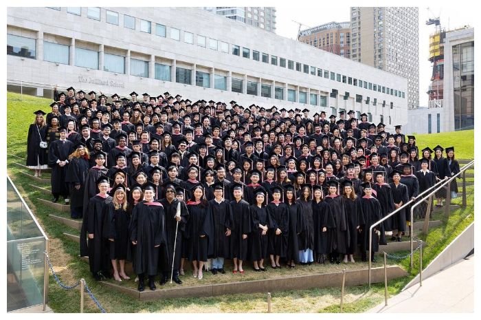 Juilliard School, Putri Ariania mendapat beasiswa kuliah di universitas itu.