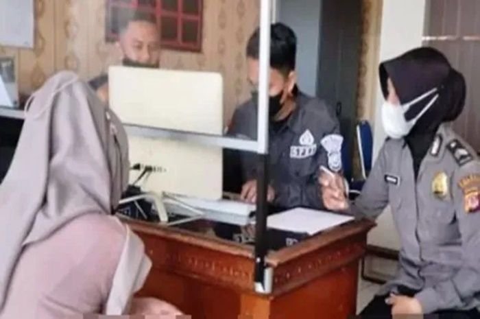 SR ketika melapor kasusnya ke Polda Jawa Barat