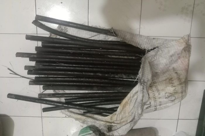 Barang bukti kabel optik PT Telkom yang dicuri