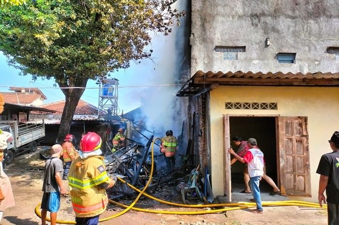 Petugas pemadam kebakaran saat berusaha memadamkan api di Jogokaryan, Mantijeron