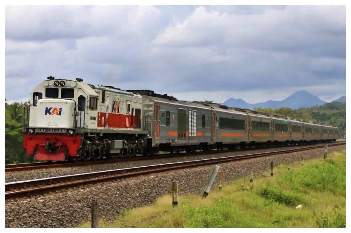 Masyarakat diimbau tidak beraktivitas di area jalur kereta api.