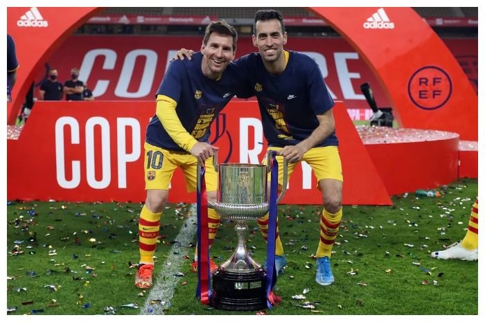Sergio Busquets (kanan) saat bersama Lionel Messi di Barcelona.