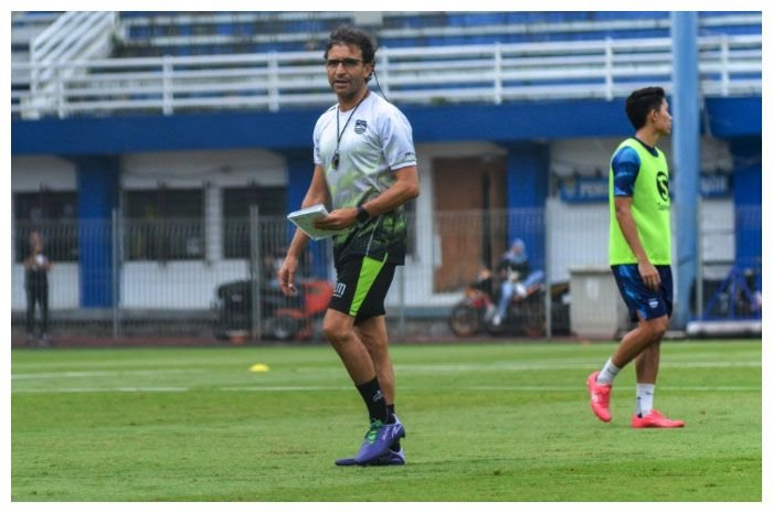 Pelatih Persib Bandung Luis Milla bakal kurangi pemain.