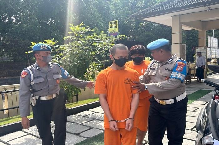 Mahasiswa semester 7, AP (depan) saat digiring polisi