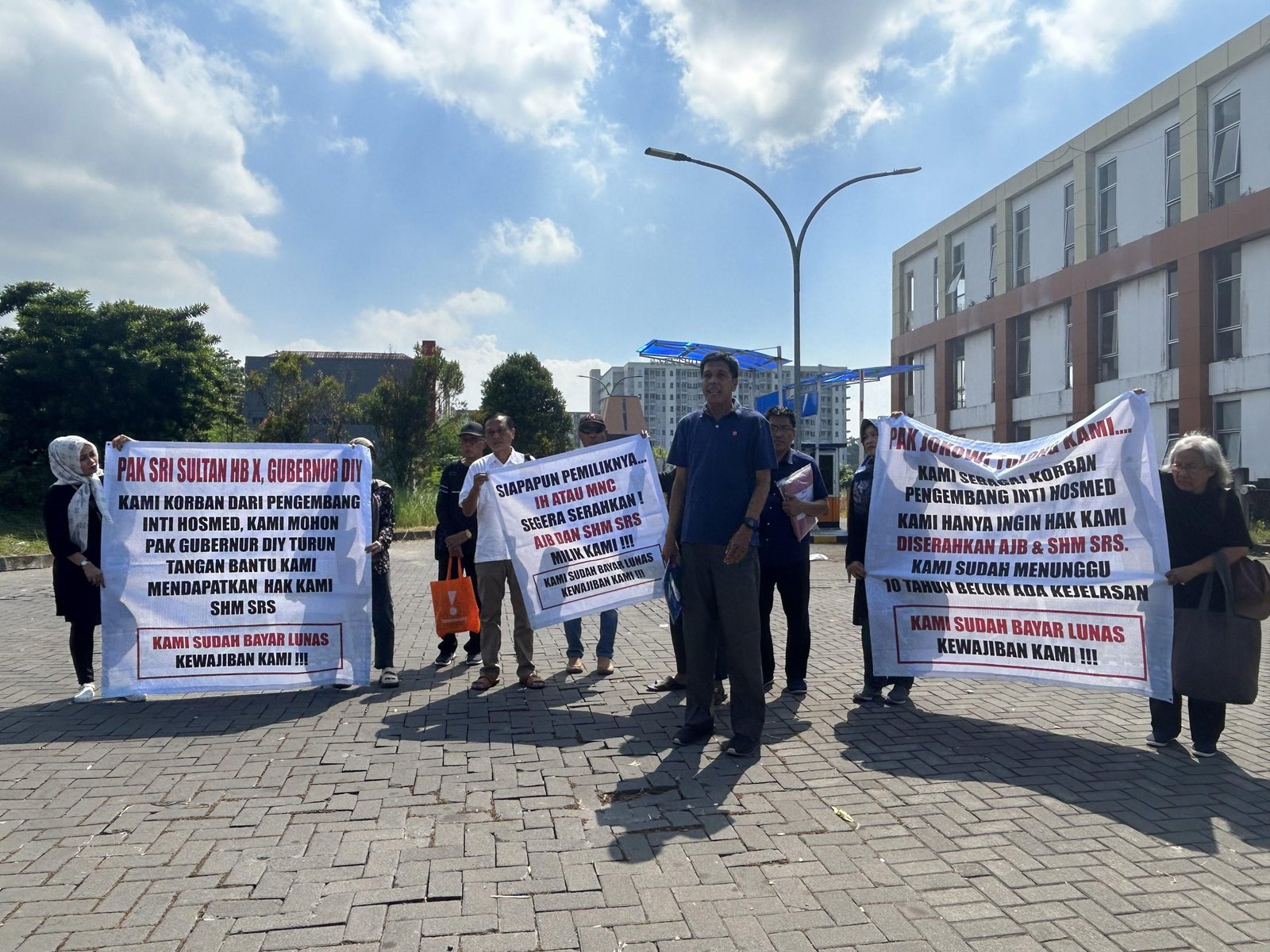 Demo para pemilik apartemen Malioboro City Regency menuntut hak-hak mereka